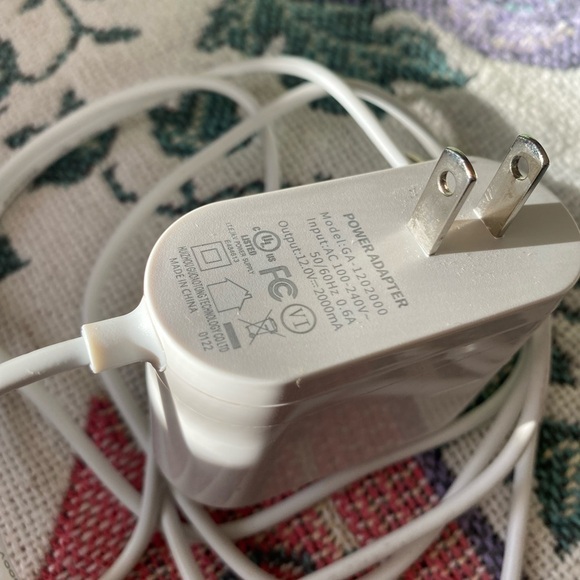 LIKE NEW POWER ADAPTER - Picture 3 of 5